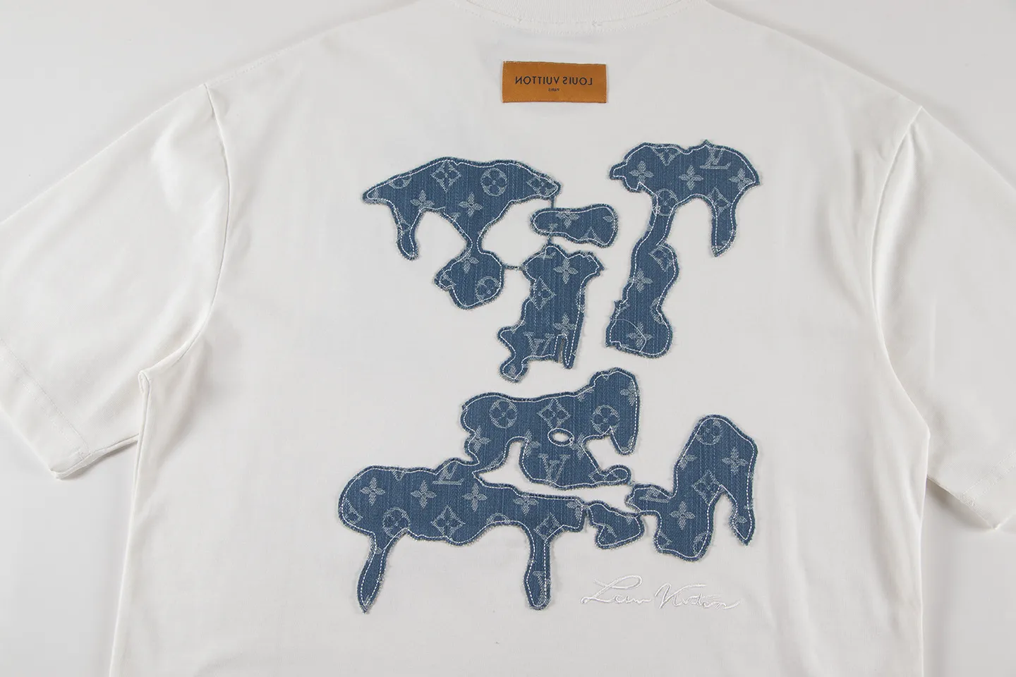 🅿️170 louis vuitto*2026 latest short-sleeved T-shirt (cow embroidery) Material: Made of high version 300g double yarn combed cotton Size: S M L XL Color: black and white Style number: W2638